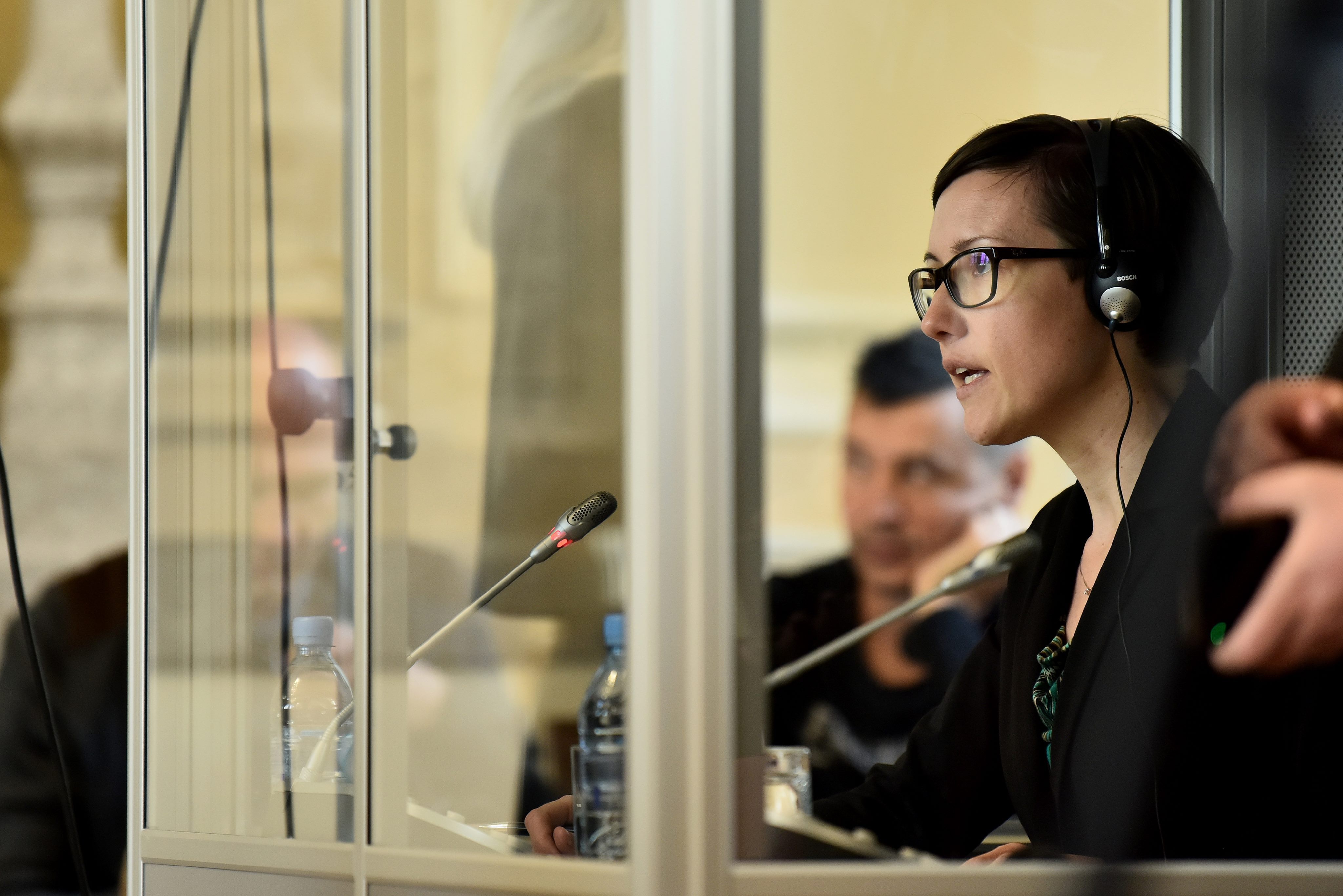 Jana Zidar Forte med tolmačenjem v kabini